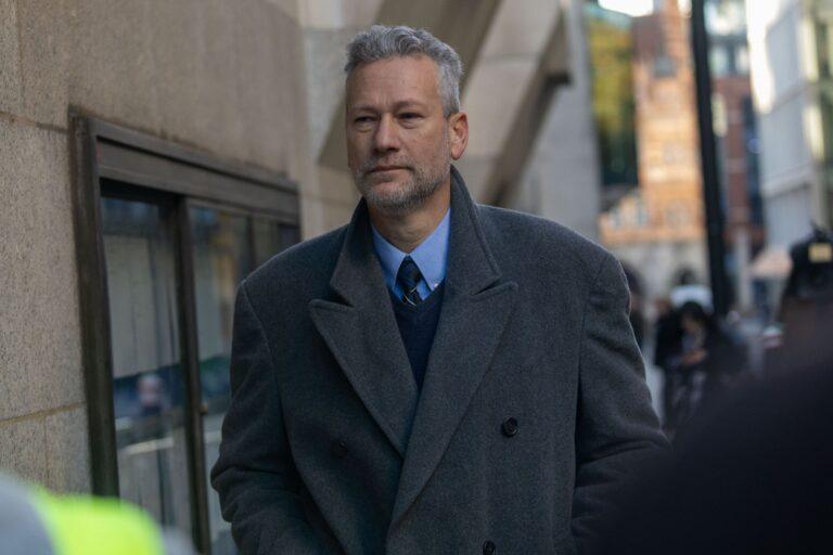 Zdjęcie przedstawia Nathana Gilla, byłego europarlamentarzystę z Wielkiej Brytanii i współpracownika Nigela Farage'a