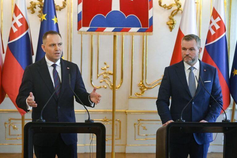 Na zdjęciu prezydent RP Karol Nawrocki (po lewej) oraz prezydent Słowacji Peter Pellegrini (po prawej) podczas wspólnej konferencji prasowej po spotkaniu w Pałacu Prezydenckim w Bratysławie