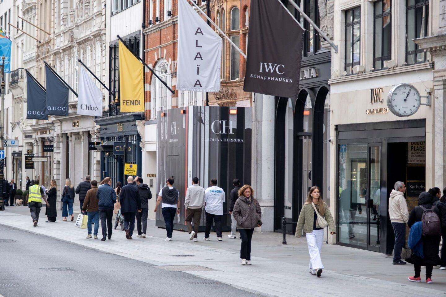 Zdjęcie przedstawia ulicę New Bond Street w Londynie w Wielkiej Brytanii