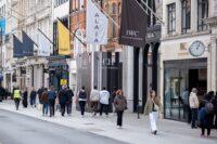 Zdjęcie przedstawia ulicę New Bond Street w Londynie w Wielkiej Brytanii