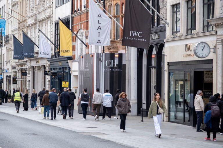 Zdjęcie przedstawia ulicę New Bond Street w Londynie w Wielkiej Brytanii