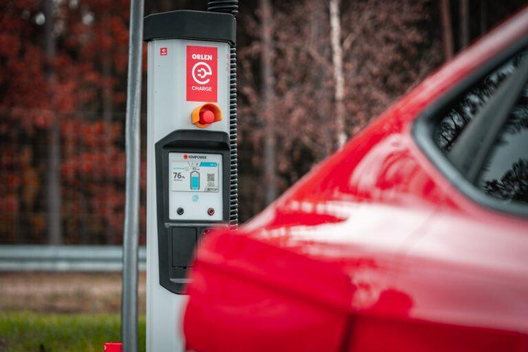 Na zdjęciu punkt ładowania aut elektrycznych Orlen Charge