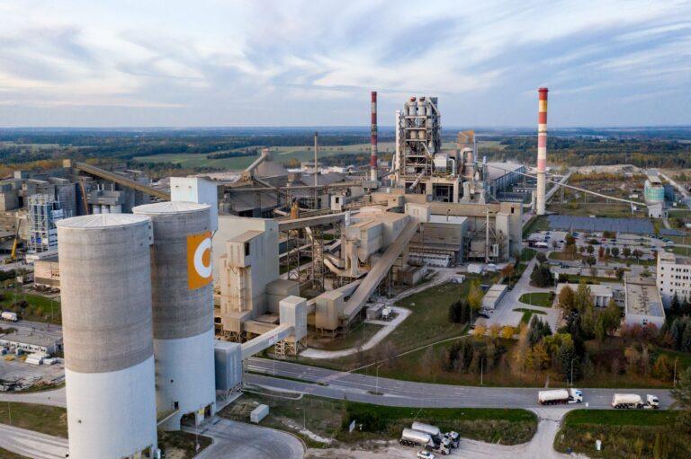 Na zdjęciu zakład Cement Ożarów