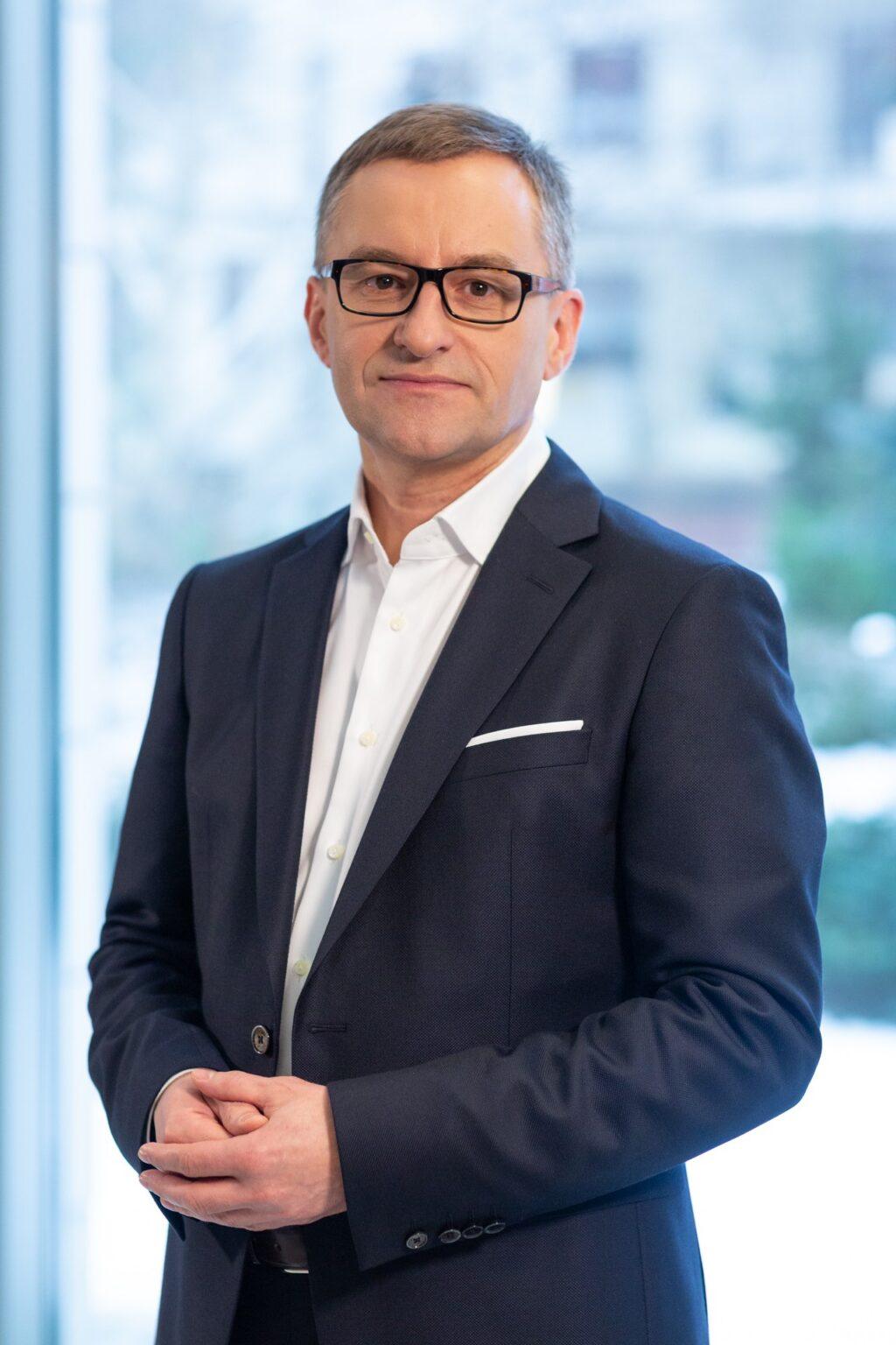 Paweł Kacprzyk, który kieruje Nationale-Nederlanden od 2019 roku, twierdzi, że luka ubezpieczeniowa jest mniejsza niż mogłoby się wydawać. Jego zdaniem to funkcja zamożności społeczeństwa, a nie braku świadomości na temat produktu i potrzeby ubezpieczania się. Fot. materiały prasowe NN