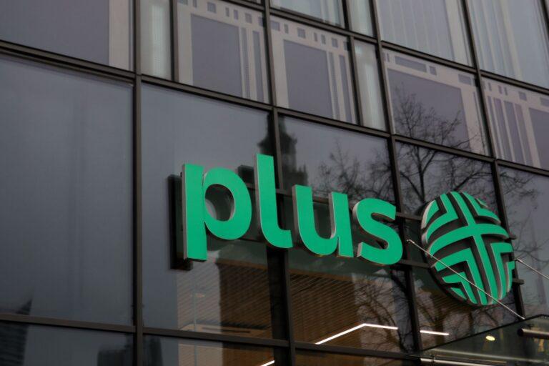 Zdjęcie przedstawia logo sieci telefonii komórkowej Plus na budynku