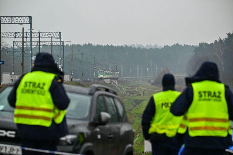 Na zdjęciu służby na miejscu sabotażu na linii Warszawa - Lublin