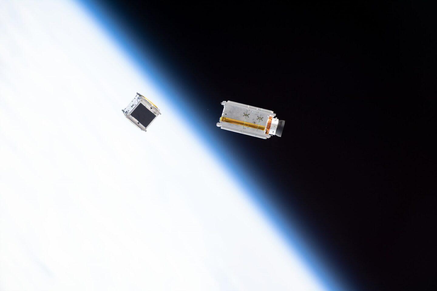 Na zdjęciu ilustracyjnym dwa małe satelity