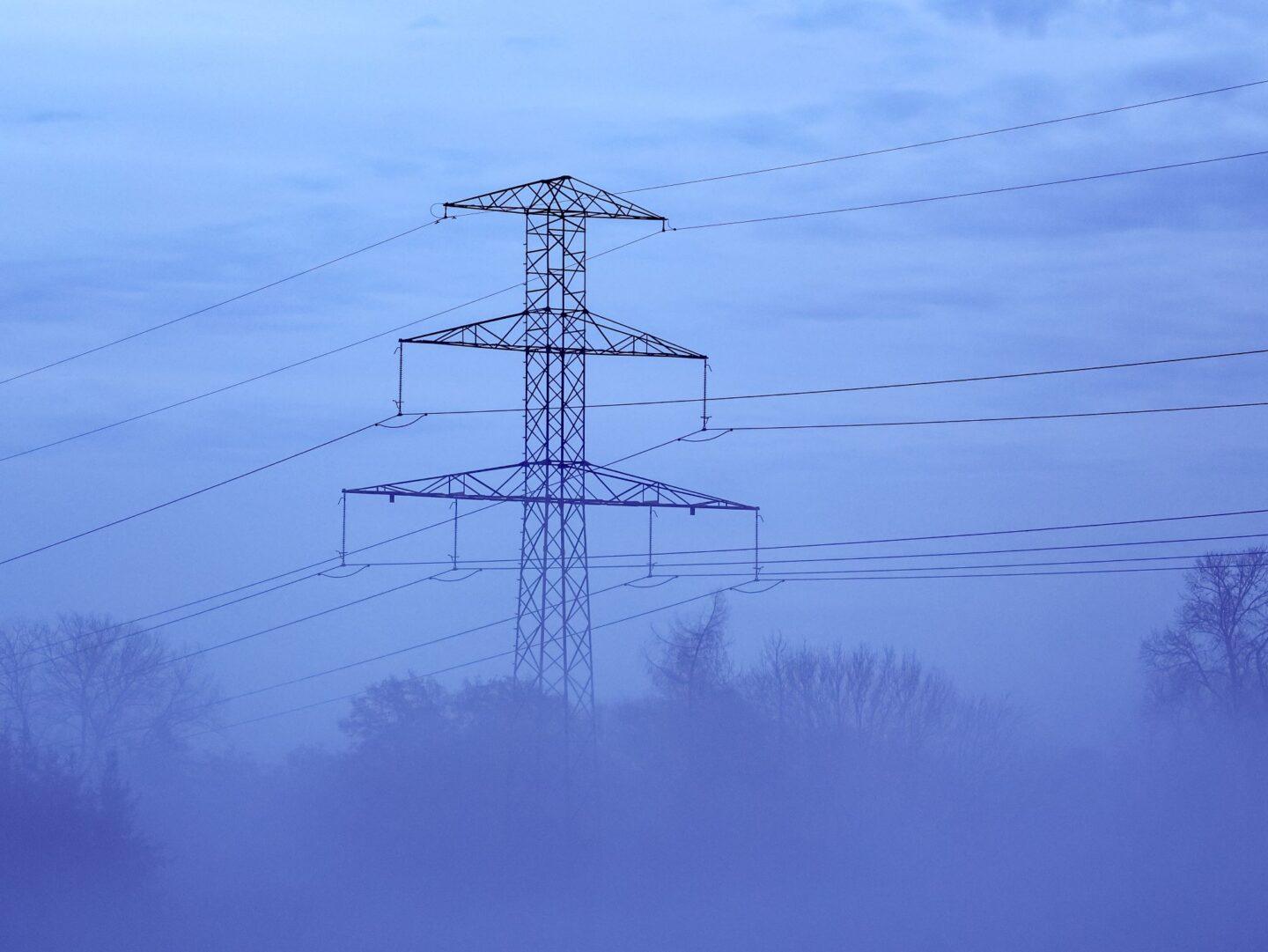 Zdjęcie przedstawia słup i linię wysokiego napięcia sieci energetycznej