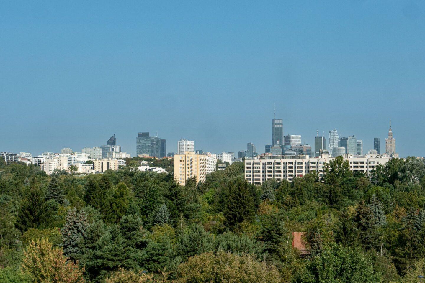 Zdjęcie przedstawia panoramę Warszawy