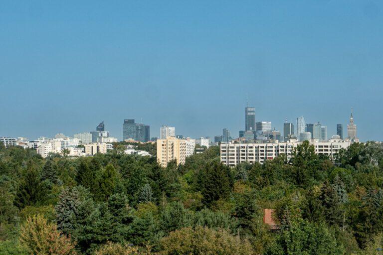 Zdjęcie przedstawia panoramę Warszawy