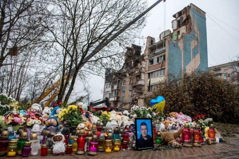 Na zdjęciu znicze i maskotki w miejscu uderzenia rosyjskiej rakiety manewrującej w wielopiętrowy budynek mieszkalny w Tarnopolu w nocy z 18 na 19 listopada 2025 r.