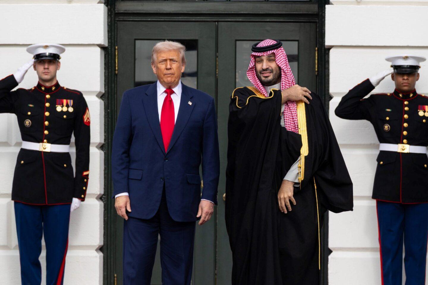 Prezydent USA Donald Trump (po lewej) przyjmuje w Białym Domu saudyjskiego następcę tronu Mohameda bin Salmana (po prawej)