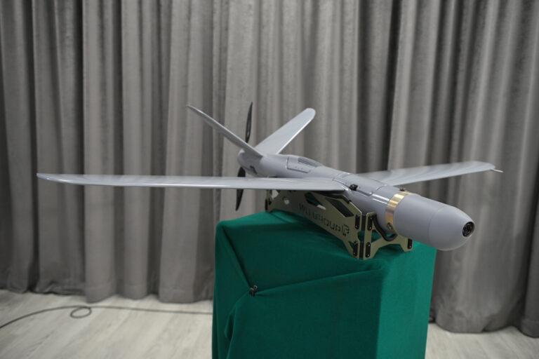 Na zdjęciu prezentacja zestawu amunicji krążącej WARMATE podczas podpisania umowy ramowej pomiędzy Agencją Uzbrojenia a firmą WB Electronics