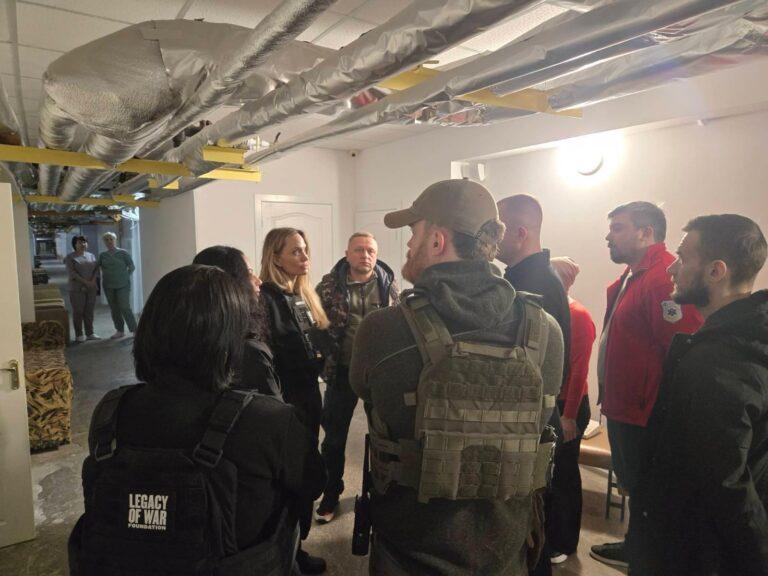 Na zdjęciu Angelina Jolie (trzecia z lewej) w trakcie wizyty w Ukrainie