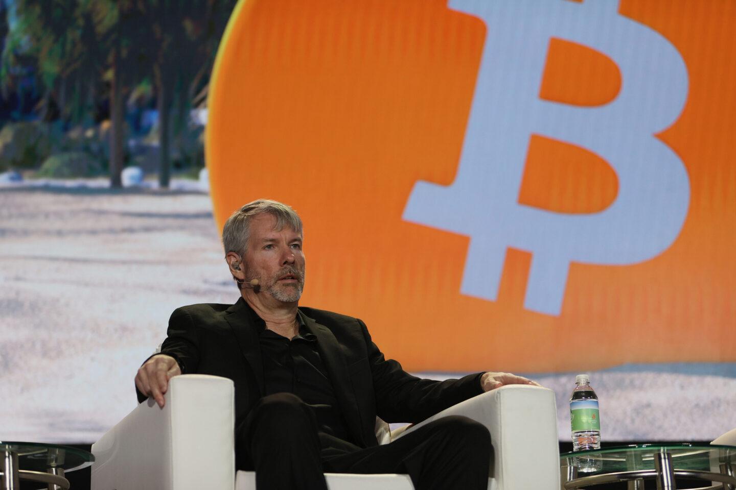 Na zdjęciu CEO Strategy (dawniej MicroStrategy) Michael Sayloe na konferencji Bitcoin 2021