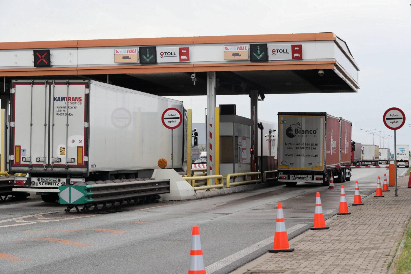 Na zdjęciu z 2021 r. ciężarówki przy Punkcie Poboru Opłat A2 Stryków
