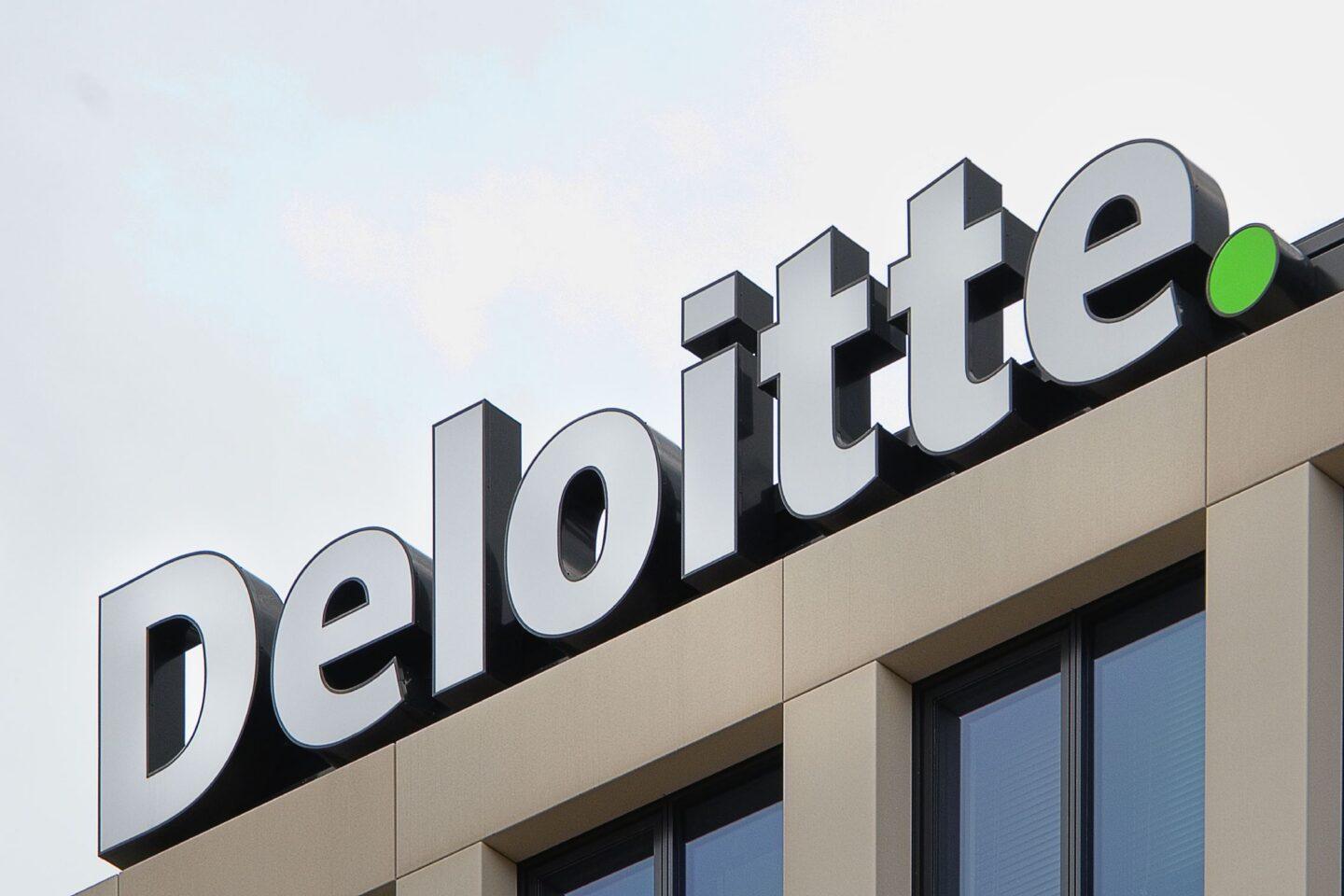 Na zdjęciu logo Deloitte na budynku w Pradze.