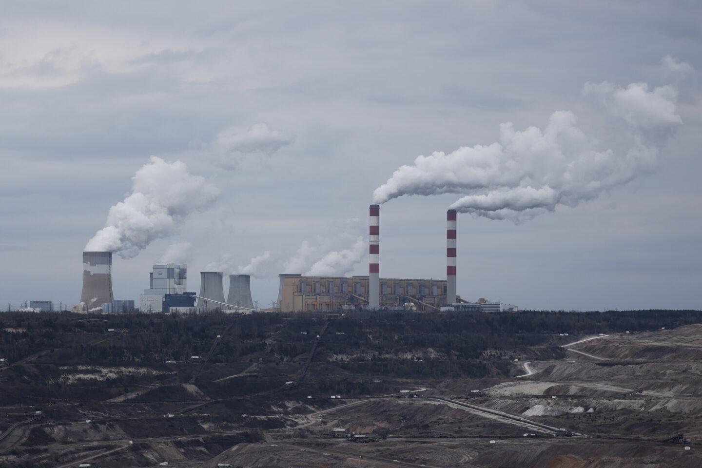 Na zdjęciu widok na elektrownię i kopalnię węgla brunatnego w Bełchatowie
