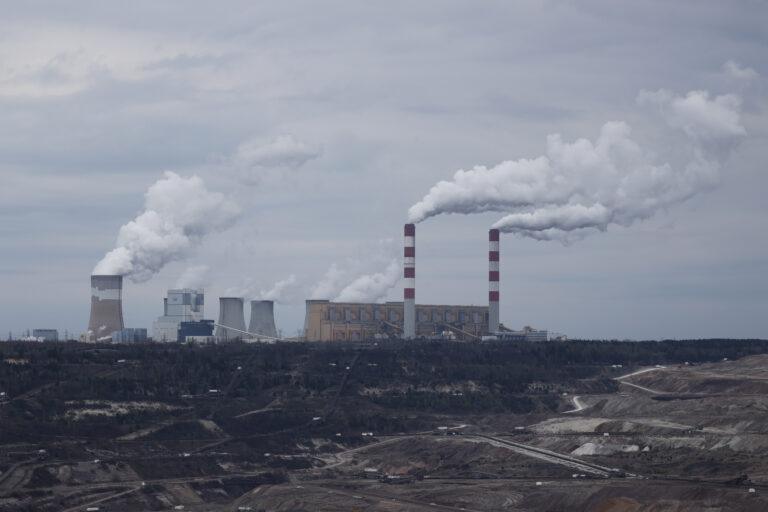 Na zdjęciu widok na elektrownię i kopalnię węgla brunatnego w Bełchatowie