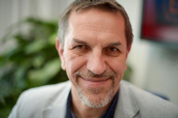 Prof. Flis: Politykom raczej plany nie wychodzą niż wychodzą. Wygrywa ten, komu nie wyszło trochę mniej – i myśli, że był genialny (WYWIAD)