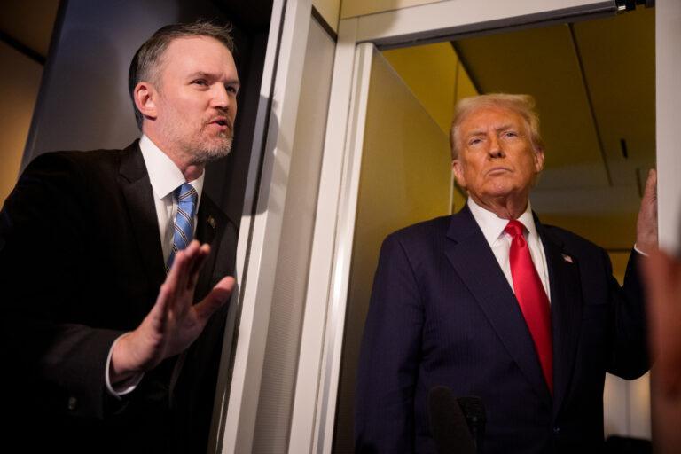 Na zdjęciu od lewej Jamieson Greer i prezydent USA Donald Trump