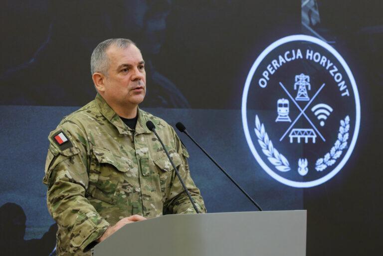 Szef Sztabu Generalnego Wojska Polskiego gen. Wiesław Kukuła na konferencji prasowej w KPRM w Warszawie, 19 listopada 2025 r.