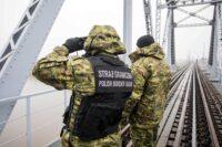 Patrol straży granicznej przy polsko-białoruskim przejściu granicznym w Terespolu,