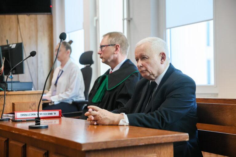 Prezes PiS Jarosław Kaczyński (z prawej) na sali Sądu Rejonowego Warszawa - Śródmieście, 4 listopada 2025 r.