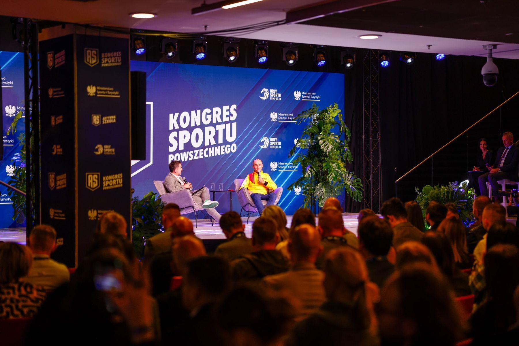 Na zdjęciu Robert Kubica w rozmowie z Grzegorzem Nawackim podczas Kongresu Sportu Powszechnego