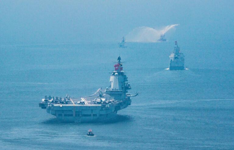 Na zdjęciu na pierwszym planie chiński lotniskowiec Shandong