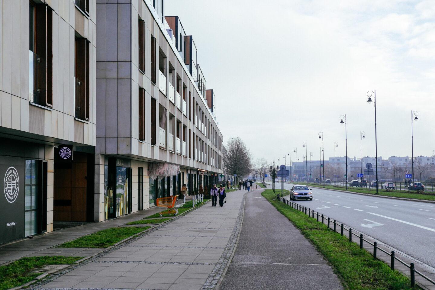 Na zdjęciu z 2023 r. aleja Rzeczypospolitej na osiedlu Miasteczko Wilanów