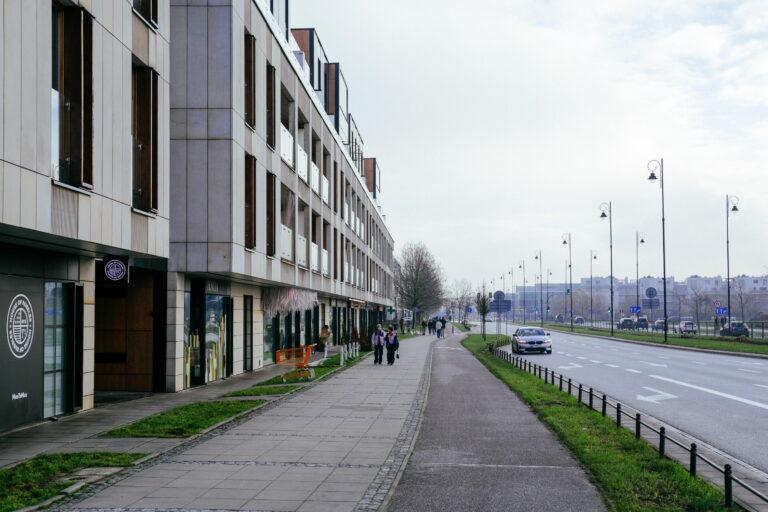 Na zdjęciu z 2023 r. aleja Rzeczypospolitej na osiedlu Miasteczko Wilanów