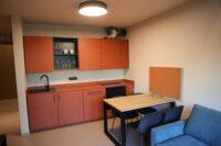 Na zdjęciu wnętrze pokoju w akademiku