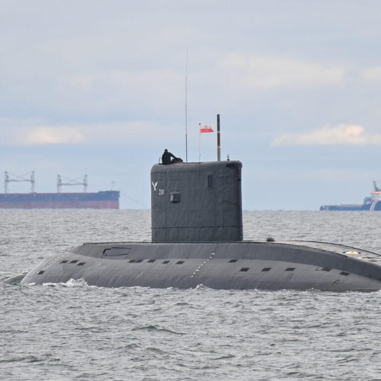 Karuzela spekulacji po deklaracji ministra obrony. „Orka" może wypłynąć już w piątek