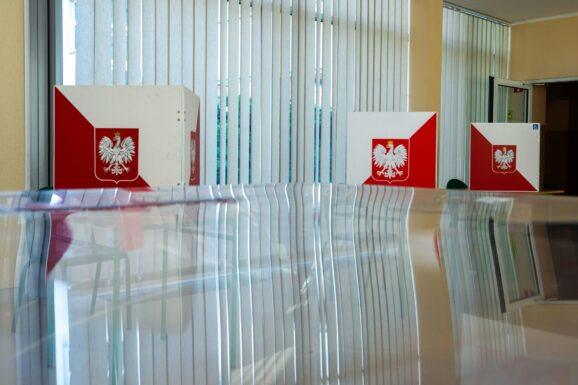 Politycy, influencerzy i ukryte układy. Regulacyjna luka, która sprzyja manipulacjom