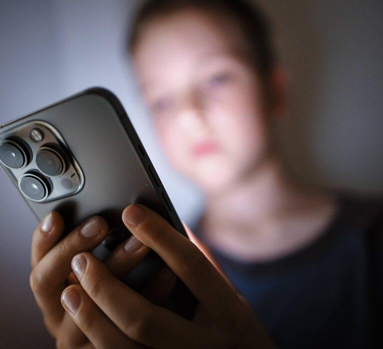 Nawet milion dzieci sięga po pornografię. Jak najmłodsi korzystają z Internetu?