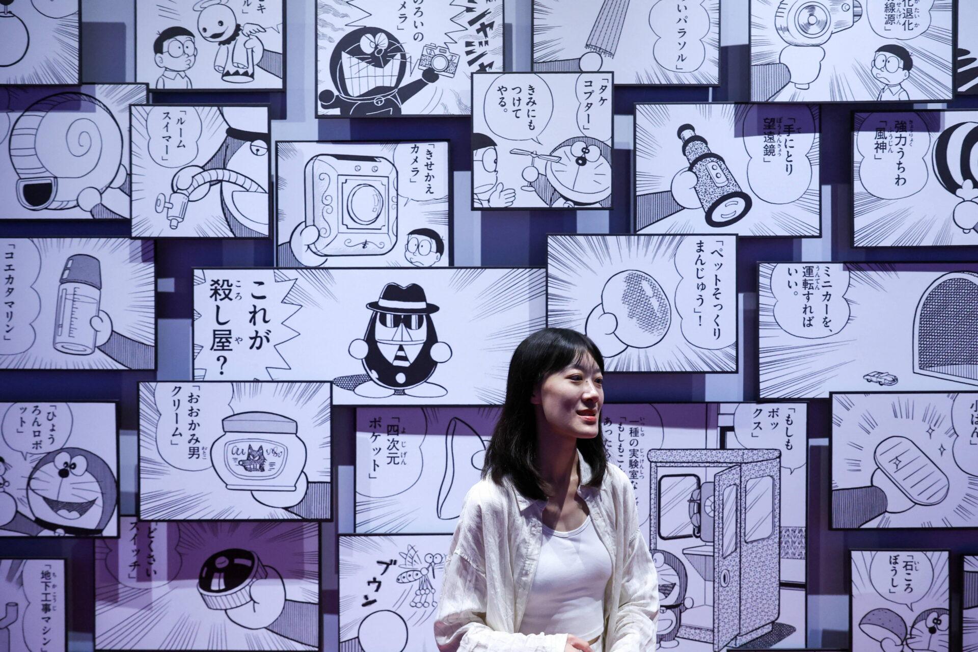 Kobieta na tle czarno-białych ilustracji z komiksów