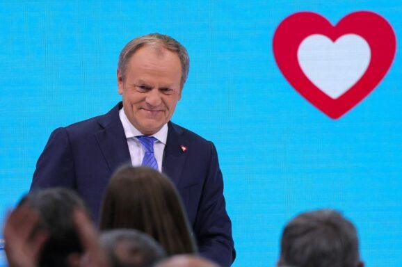 Nowe szaty Platformy, Nawrocki przy kebabie i więcej Żurka. Październikowe podsumowanie polityki w mediach