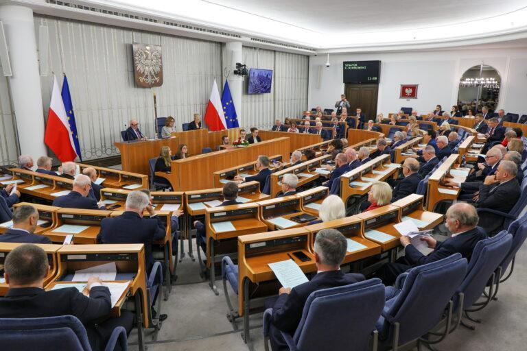 Posiedzenie Senatu 6 listopada. Senat uchwalił na posiedzeniu poprawki do projektu podwyższającego CIT dla banków. Fot. PAP/Paweł Supernak