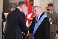 Prezydent RP Karol Nawrocki (po lewej) oraz pisarz Waldemar Łysiak (po prawej)