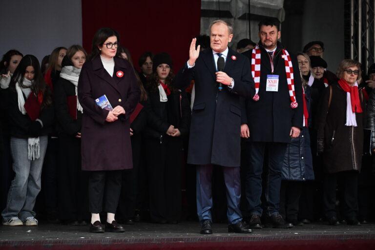 Od lewej prezydent Gdańska Aleksandra Dulkiewicz, w środku premier RP Donald Tusk, po prawej szef Urzędu do Spraw Kombatantów i Osób Represjonowanych Lech Parell
