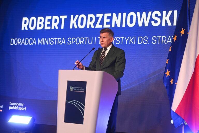 Na zdjęciu RObert Korzeniowski na scenie