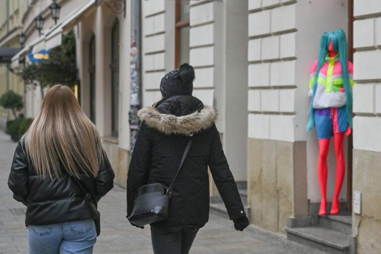 Na zdjęciu przechodnie w centrum Krakowa