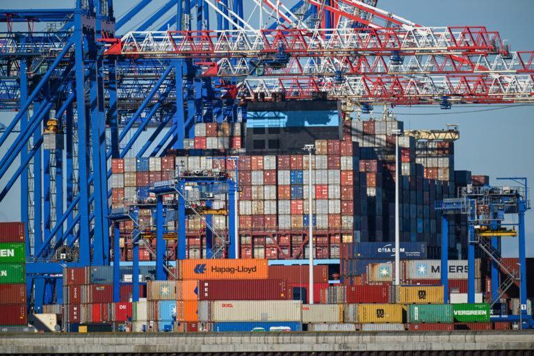 Na zdjęciu rozładunek kontenerów w gdańskim porcie