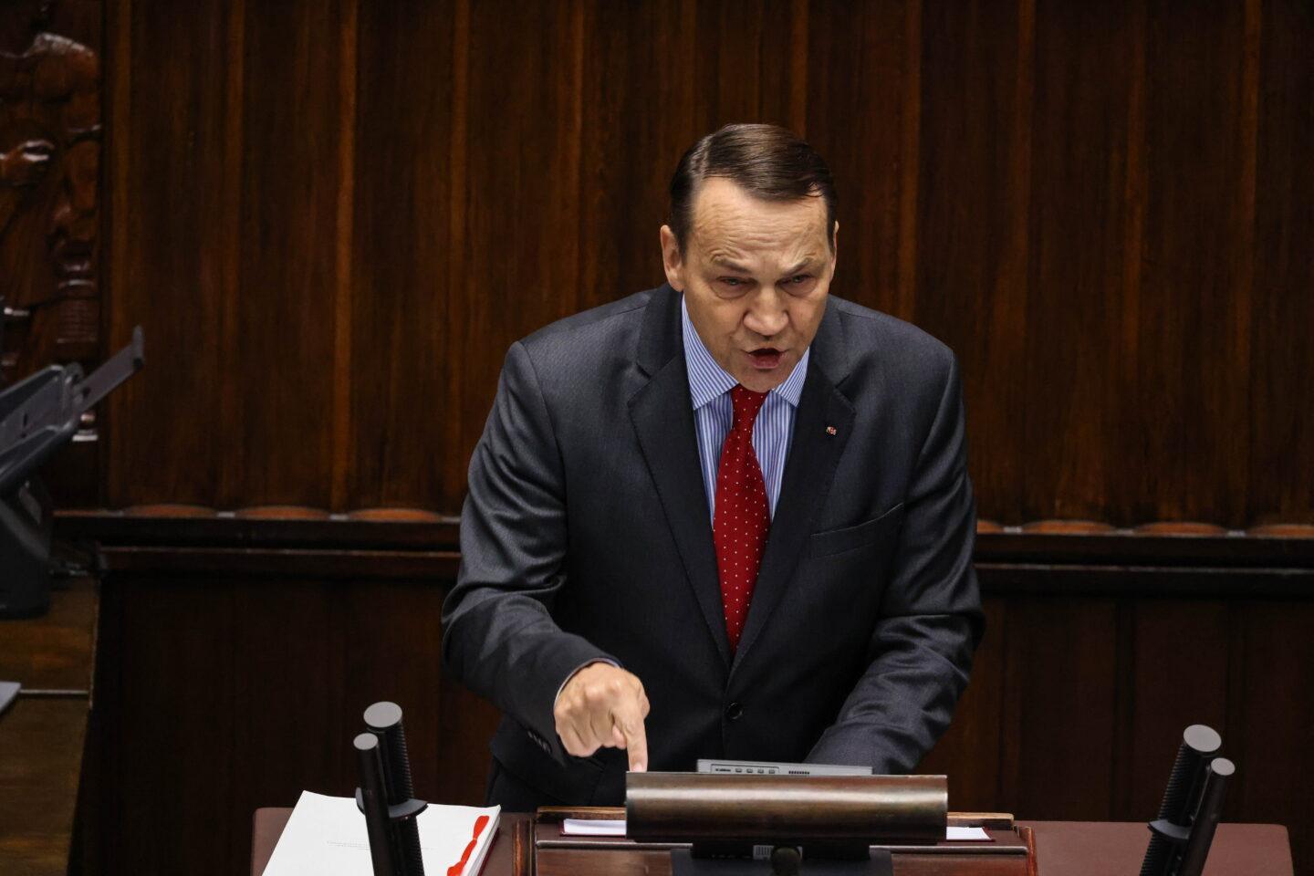 Wicepremier, szef MSZ Radosław Sikorski podczas wystąpienia na sali obrad Sejmu, 19 listopada 2025 r.