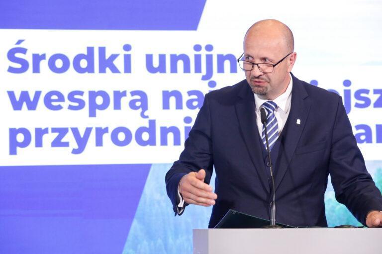 Na zdjęciu zastępca prezesa Narodowego Funduszu Ochrony Środowiska i Gospodarki Wodnej Robert Gajda na konferencji prasowej w siedzibie Ministerstwa Klimatu i Środowiska w Warszawie