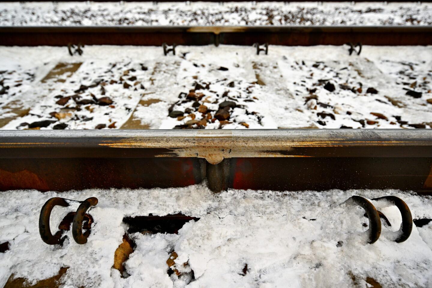 Ślady naprawy powstałego w wyniku dywersji uszkodzenia na linii kolejowej nr 7 Warszawa-Lublin w okolicach stacji Mika