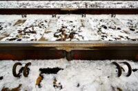 Ślady naprawy powstałego w wyniku dywersji uszkodzenia na linii kolejowej nr 7 Warszawa-Lublin w okolicach stacji Mika