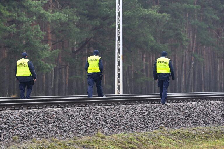 Na zdjęciu prace naprawcze przy sieci trakcyjnej