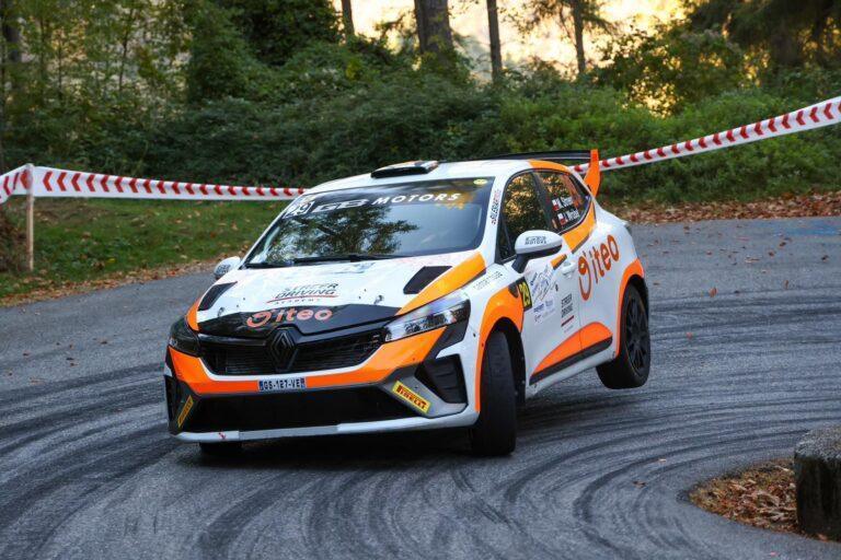 Na zdjęciu Michał Streer w samochodzie rajdowym podczas pokonywania zakrętu